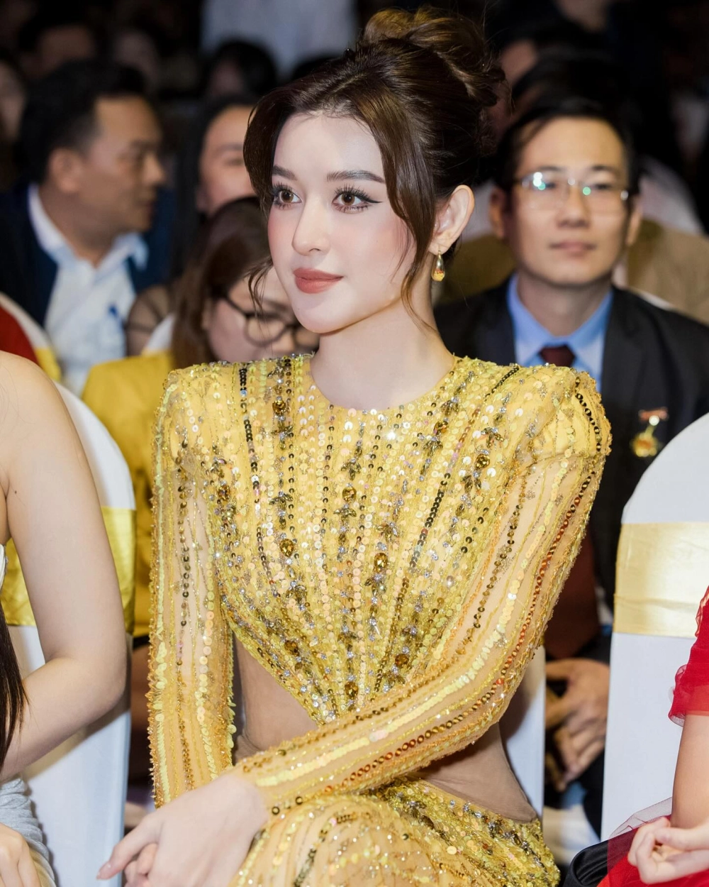 Trang trí smartphone với hình nền gái xinh 4k cho điện thoại