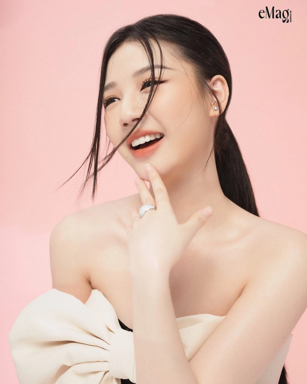 Đặt hình nền gái 2k5 dễ thương cho điện thoại làm màn hình khóa