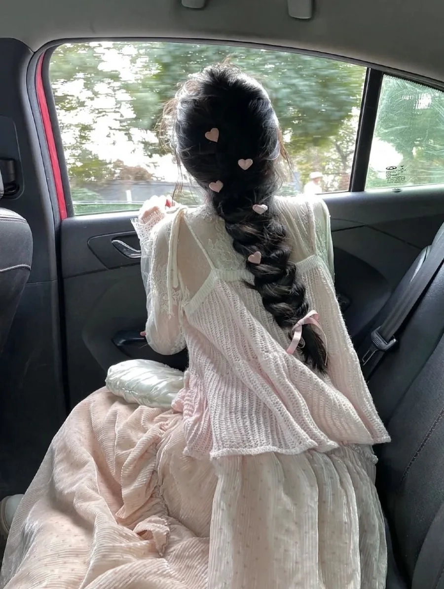 Hình nền tuyệt đẹp với hình gái xinh che mặt