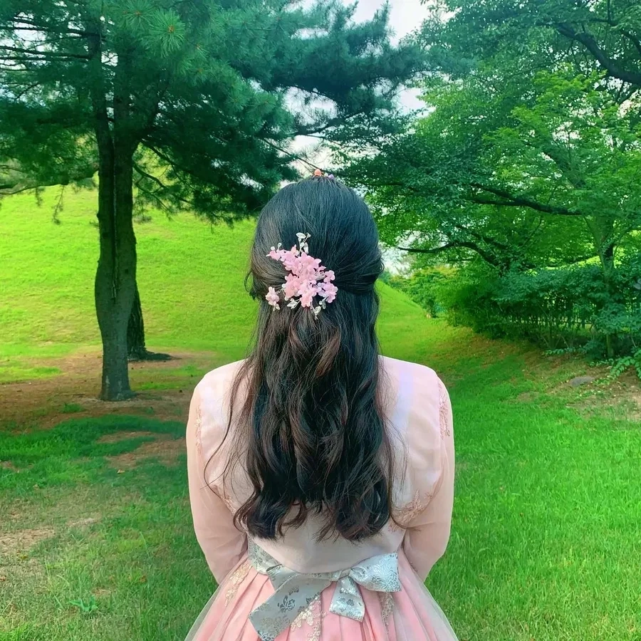 Dịu dàng pha chút bí ẩn với gái xinh che mặt tóc dài