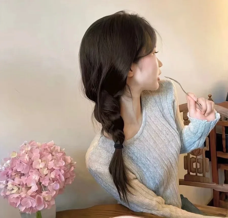 Hình nền tinh tế với gái xinh che mặt làm điểm nhấn