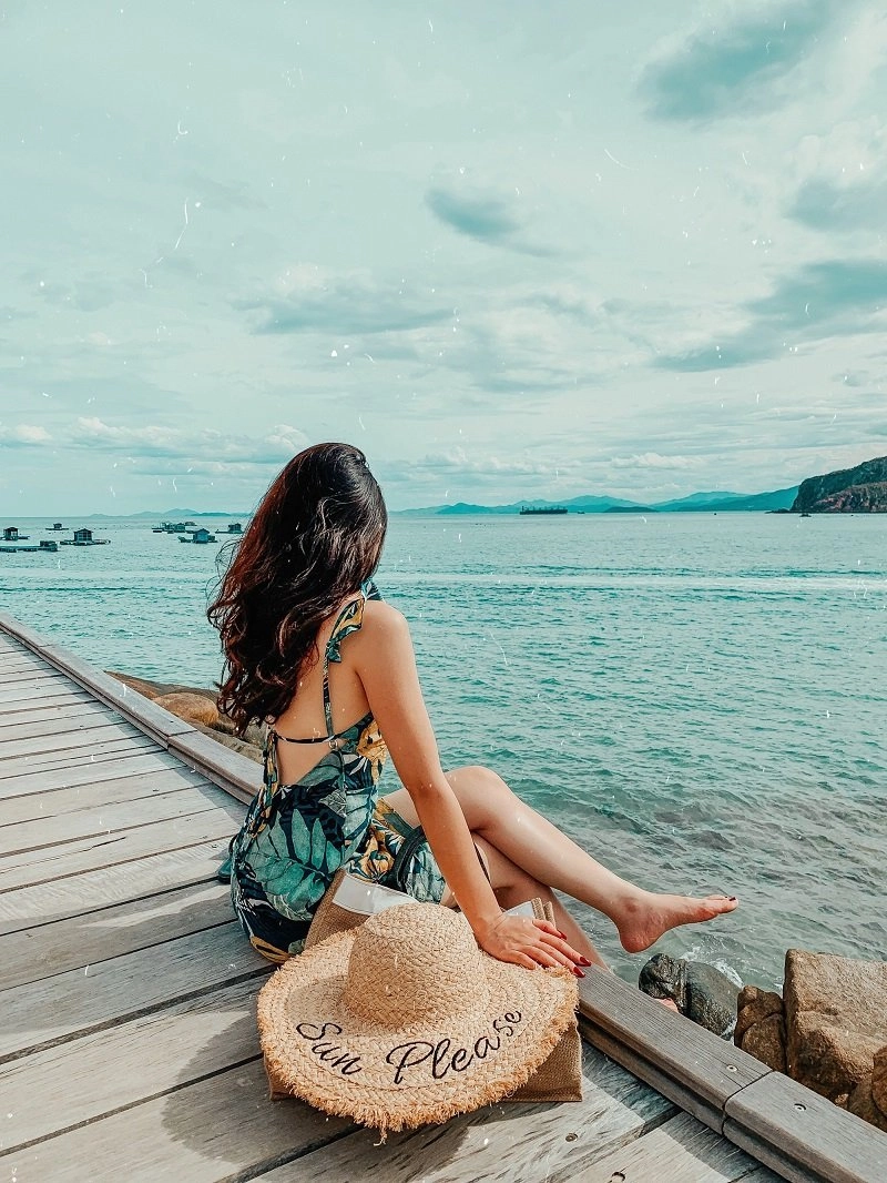 Thưởng thức hình vẽ cô gái quay lưng nghệ thuật