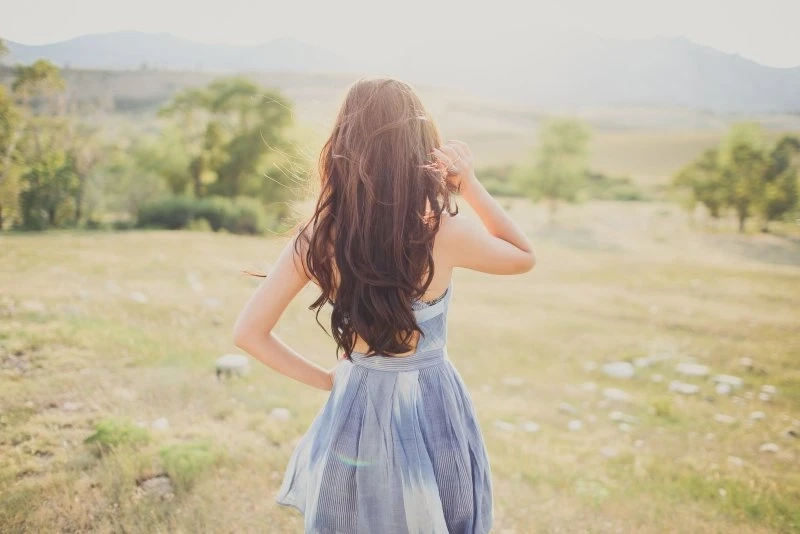 Chiêm ngưỡng hình ảnh con gái quay lưng lạ mắt