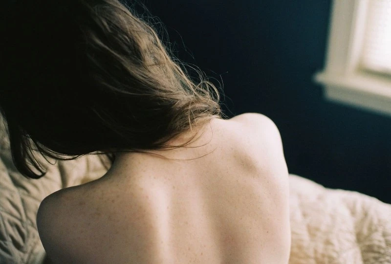 Khám phá hình ảnh cô gái tóc ngắn buồn quay lưng ấn tượng