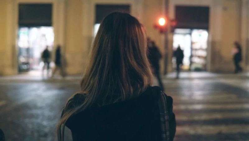 Ngắm nhìn ảnh cô gái quay lưng buồn cuốn hút