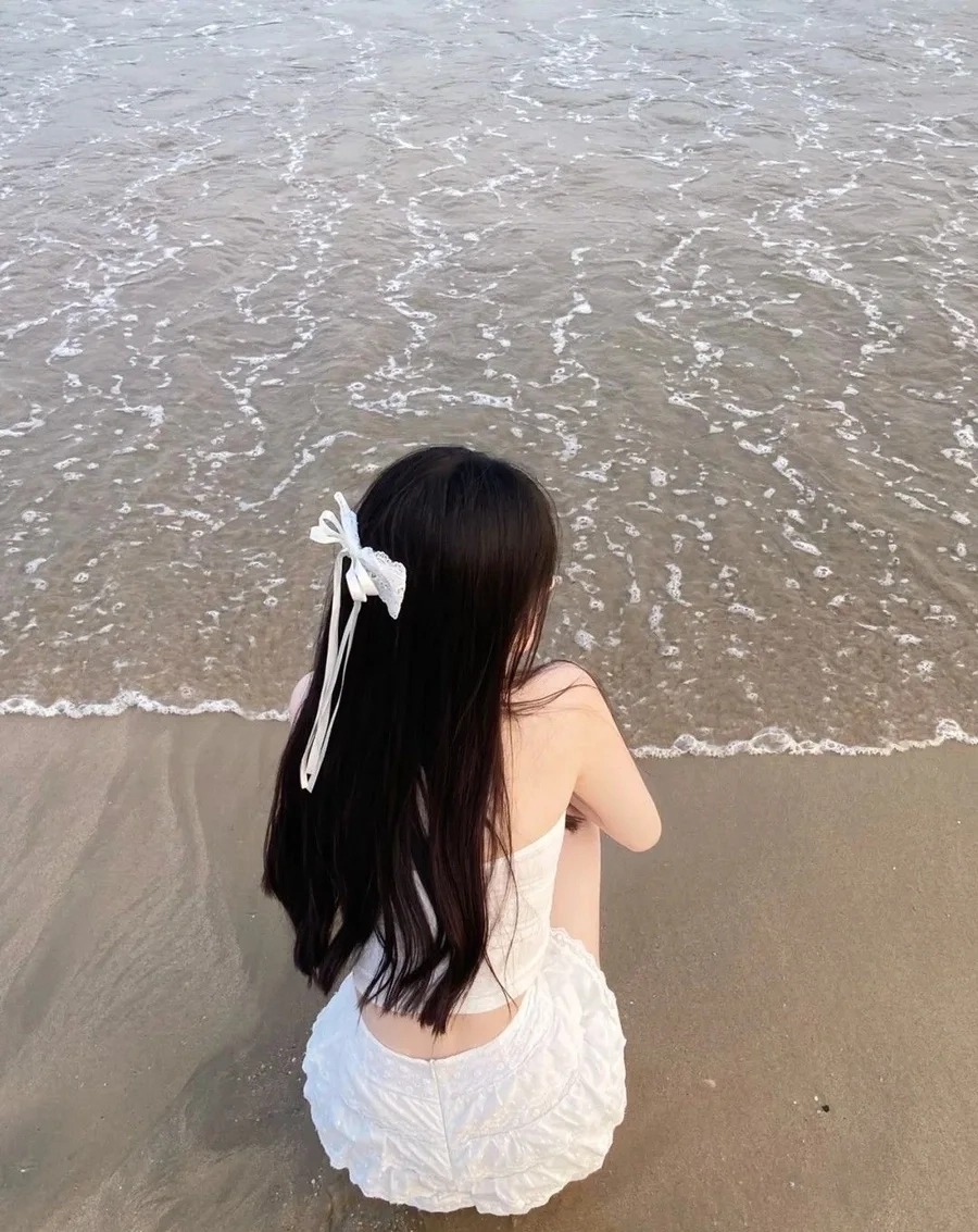 Ảnh cô gái tóc dài che mặt đầy nữ tính