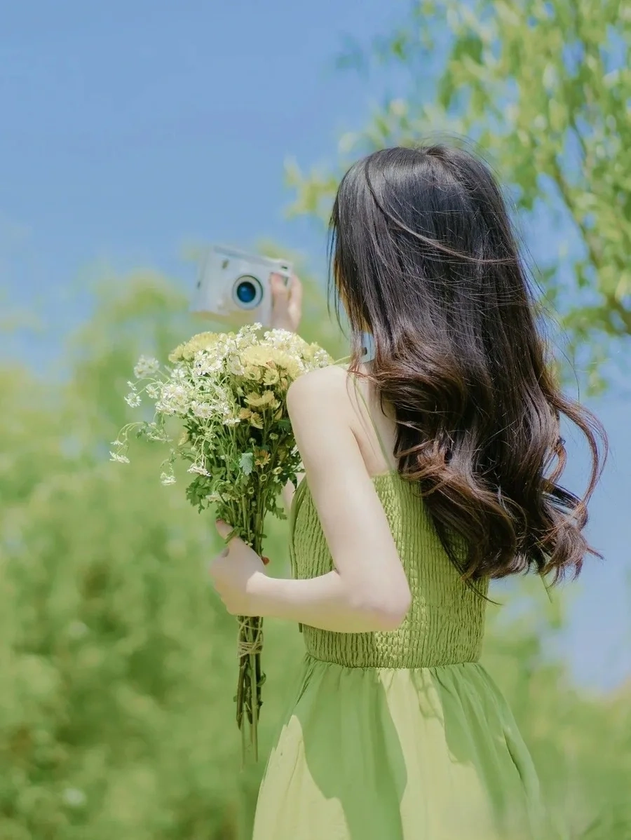 Cảm xúc nhẹ nhàng từ ảnh gái buồn che mặt