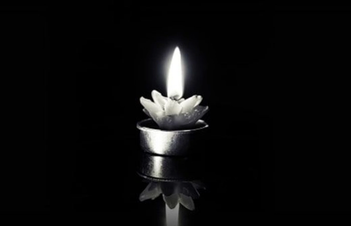 Sử dụng ảnh đen trắng buồn để chia sẻ tâm trạng