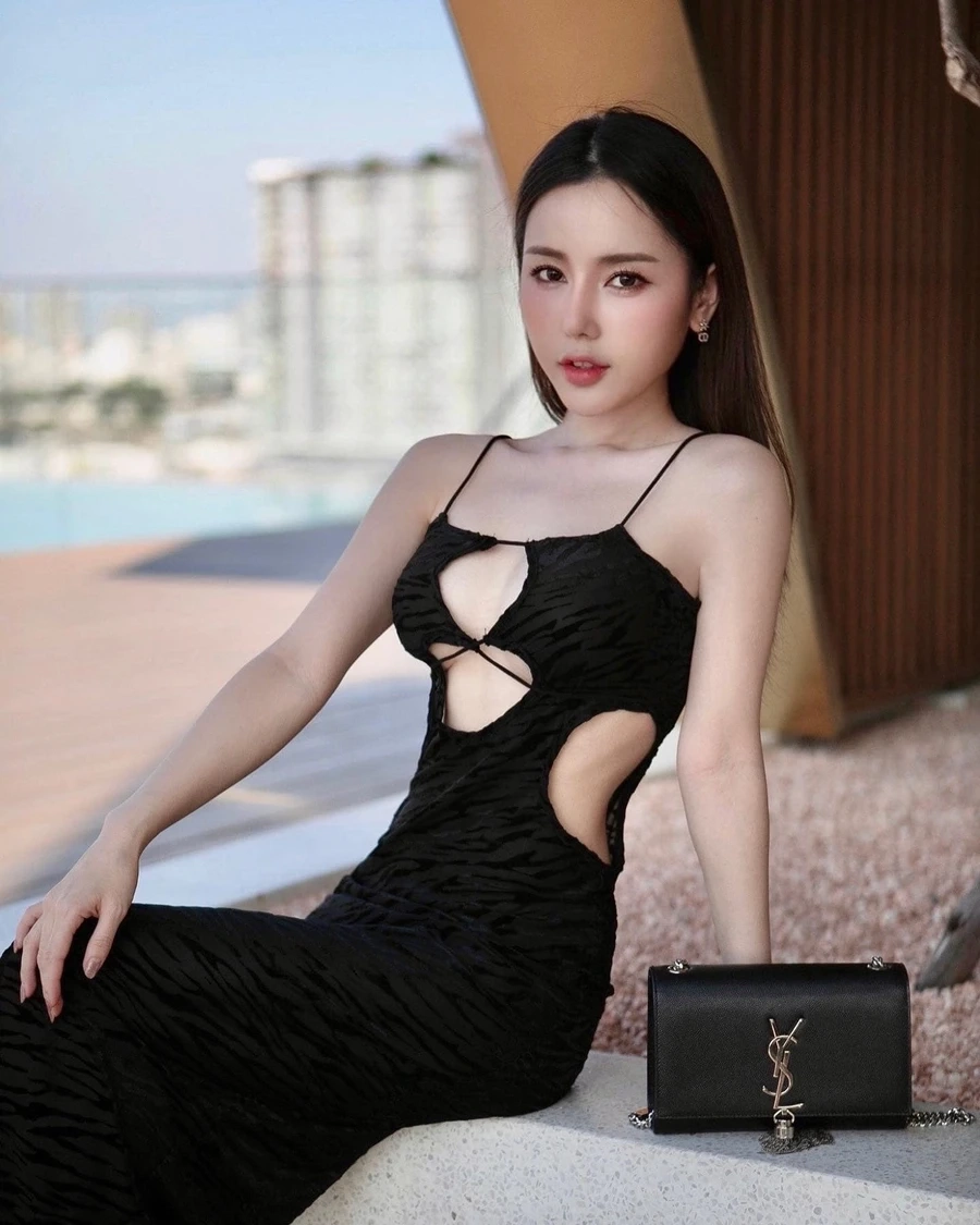 Đắm chìm trong cảm xúc với anime cô gái buồn sâu lắng