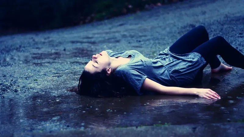 Chia sẻ hình ảnh cô gái cô đơn một mình buồn