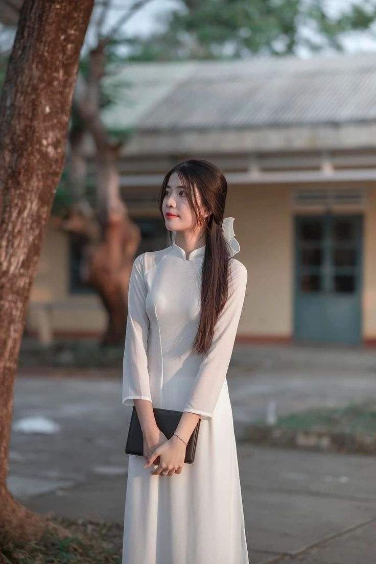 Khám phá ảnh thiếu nữ mặc áo dài trắng tinh khôi