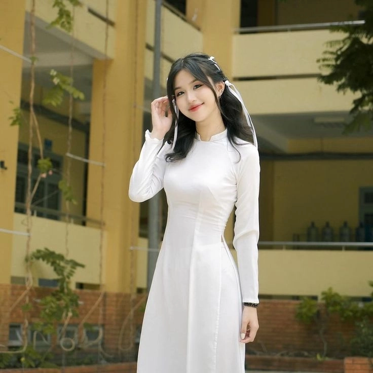 Xem ngay áo dài trắng nữ sinh dịu dàng nổi bật