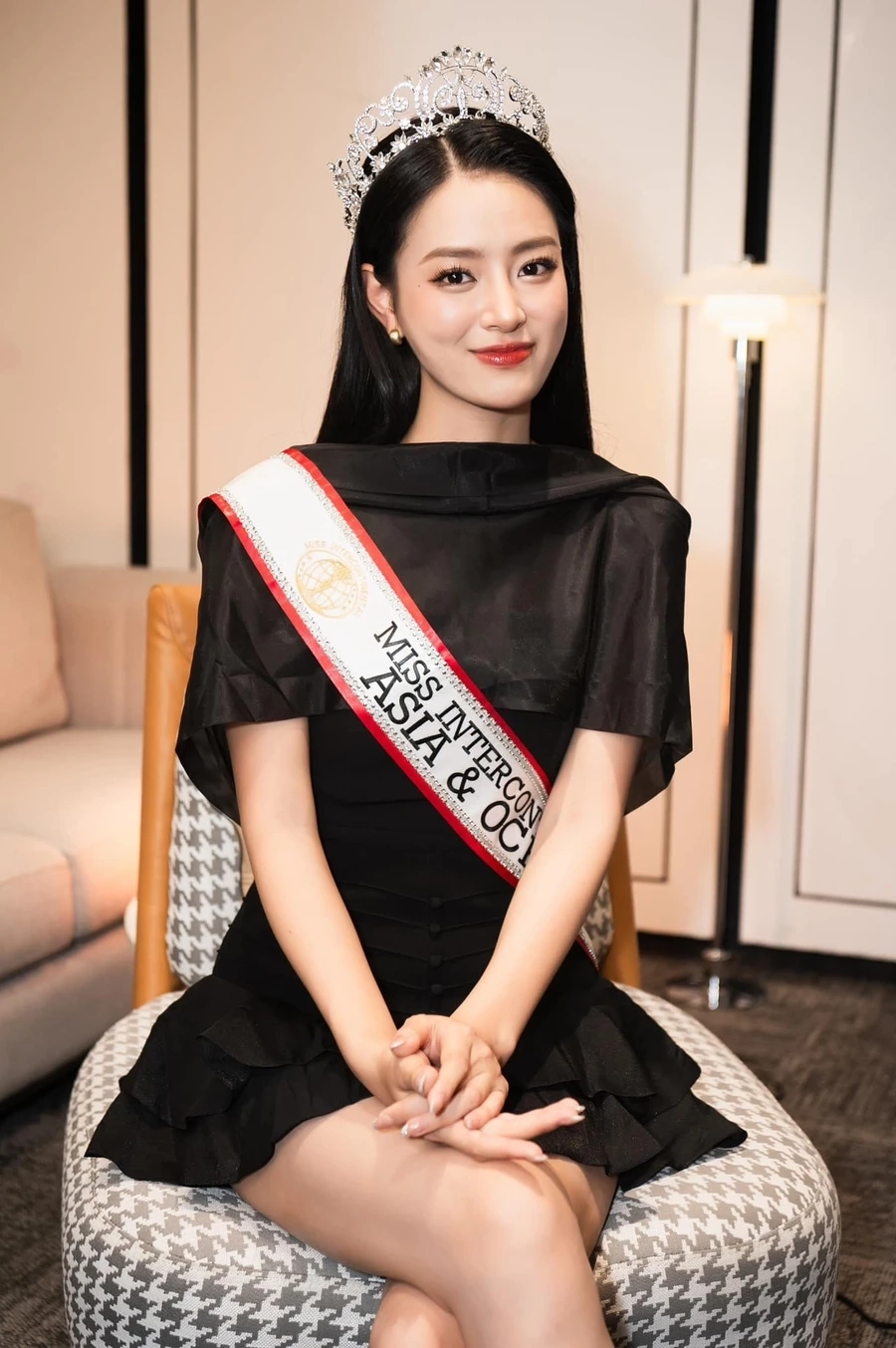 Visual rạng rỡ và cuốn hút của Bùi Khánh Linh