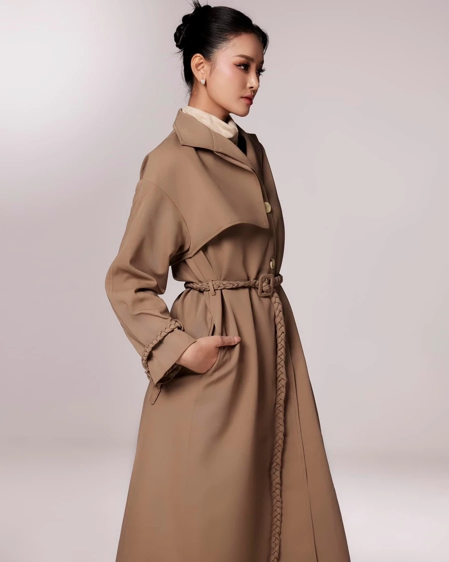 Biểu cảm duyên dáng khi Bùi Khánh Linh live