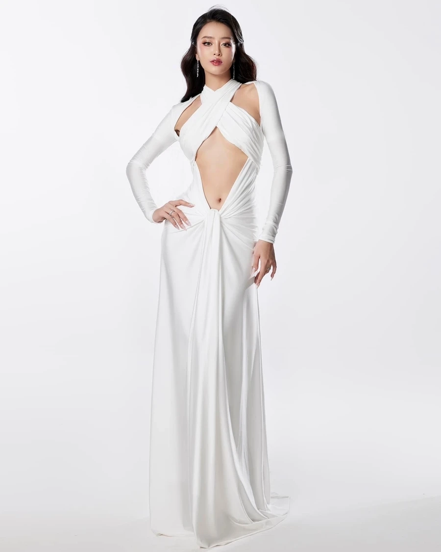 Thần thái tự tin cùng sash Á hậu 1 Bùi Khánh Linh