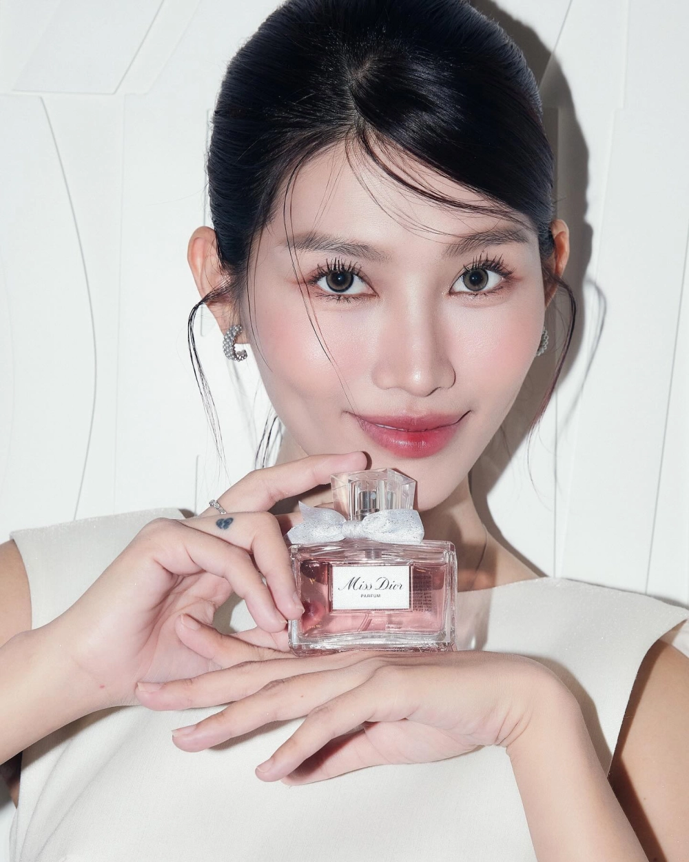 Phong cách tinh tế với ảnh gái xinh tóc ngắn đeo kính cute