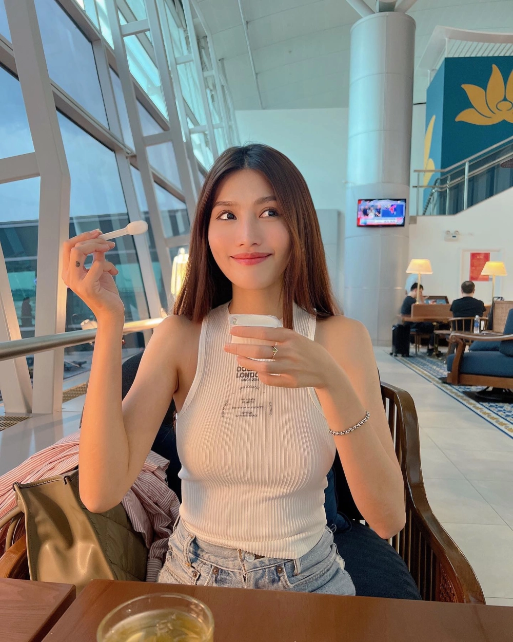 Tạo dáng chuẩn sàn diễn từ người mẫu Chế Nguyễn Quỳnh Châu