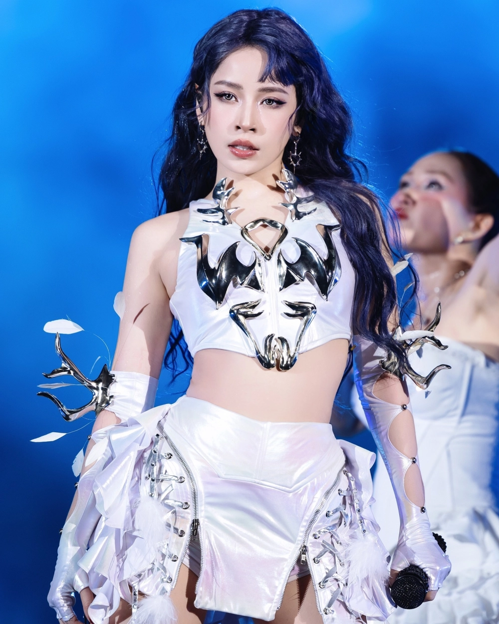 Cảm nhận vẻ đẹp đầy mê hoặc của cô gái xinh đẹp nhất trái đất