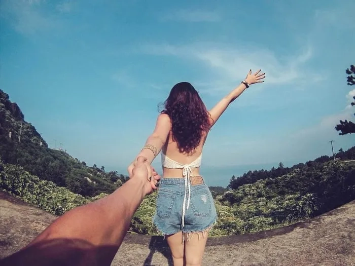 Ngắm ngay ảnh đi biển chụp sau lưng đầy gió biển