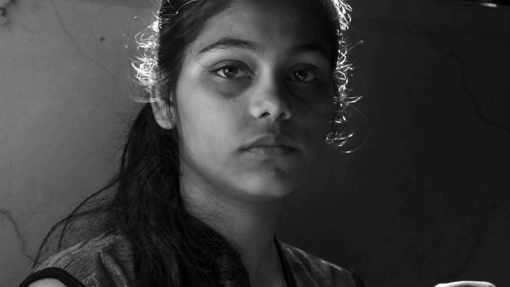 Đừng nhìn gái buồn khóc, tim bạn sẽ chẳng thể yên