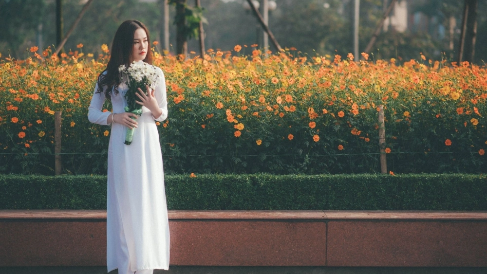 Tâm trạng tối màu trong ảnh cô gái buồn màu đen