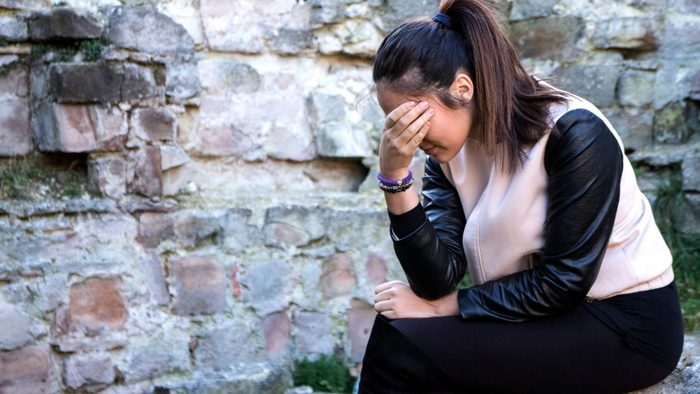 Ẩn mình sau nỗi lòng với ảnh cô gái buồn quay lưng