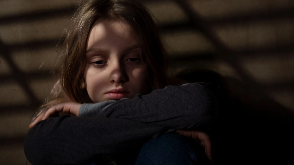 Nỗi niềm qua khói trắng trong ảnh cô gái hút thuốc buồn