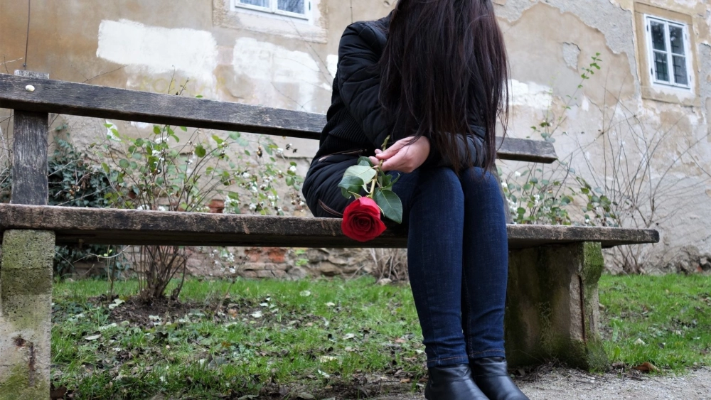 Một mình giữa suy nghĩ với ảnh cô gái ngồi buồn