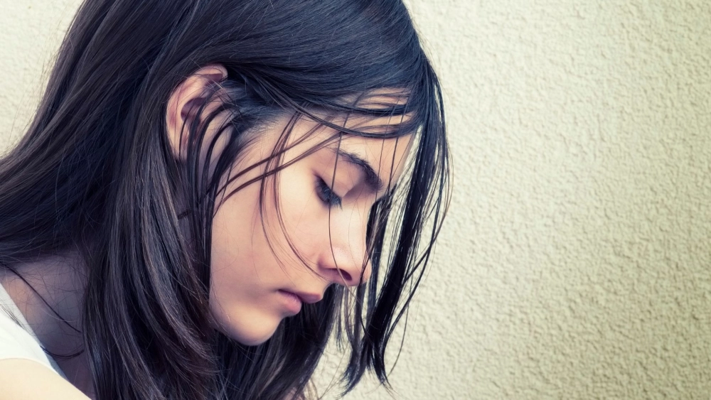 Giấu cảm xúc qua ảnh cô gái quay lưng buồn