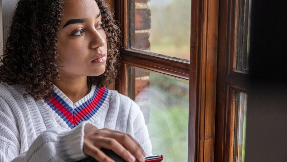 Mắt nói thay lời trong ảnh cô gái tâm trạng buồn