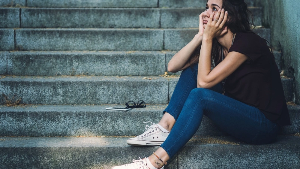 Gợi nhiều suy tư qua hình ảnh cô gái buồn quay lưng