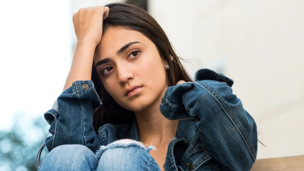 Đừng bỏ lỡ khoảnh khắc cô gái buồn quay lưng đầy nỗi niềm