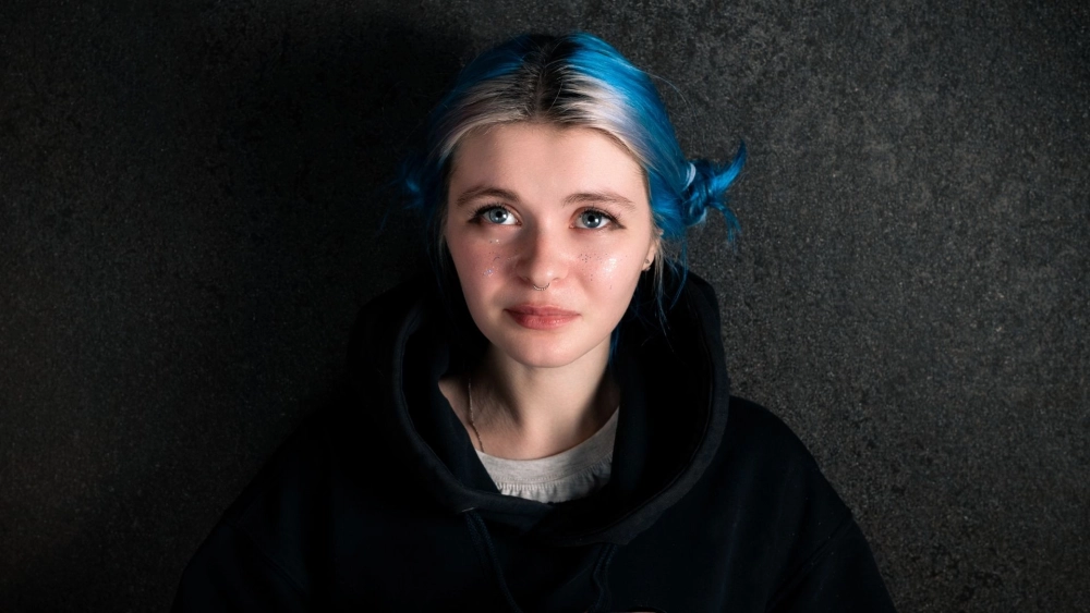 Lặng im ngắm hình ảnh buồn của cô gái đầy chất thơ