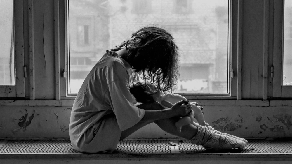 Tĩnh lặng trong ánh mắt với ảnh gái buồn