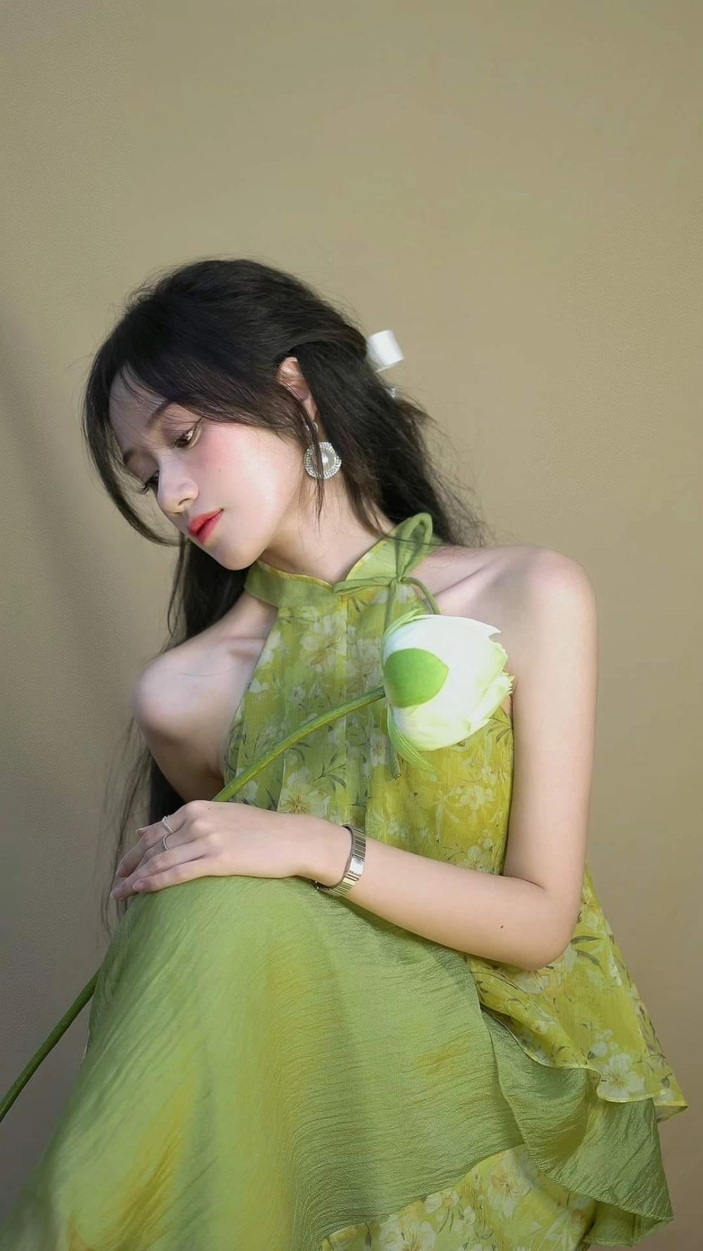 Khung hình cuốn hút qua điệu nhảy Đào Lê Phương Hoa nhảy làng lá