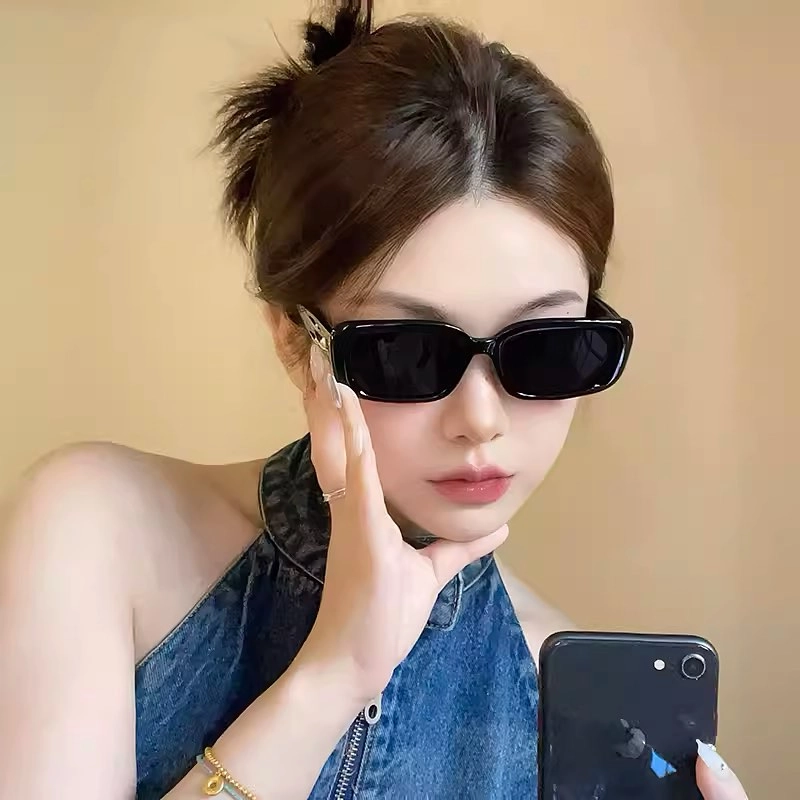 Ấn tượng với kiểu tóc ảnh gái xinh tóc ngắn đeo kính