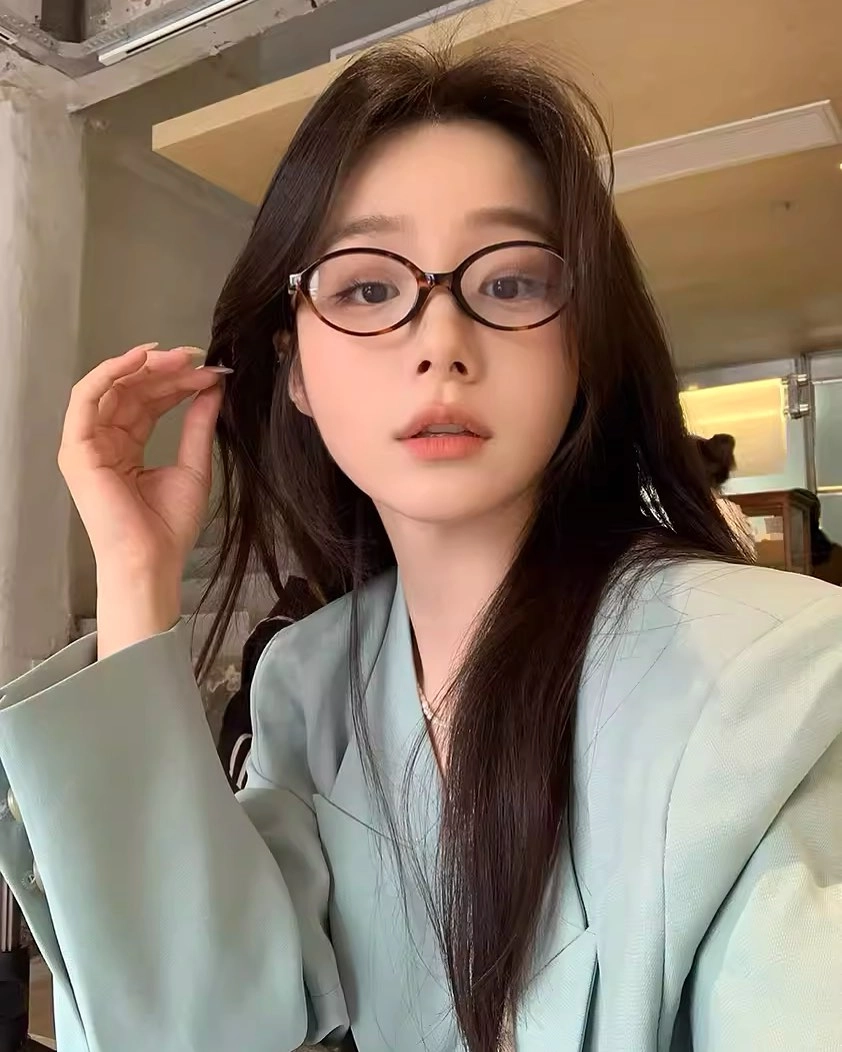 Dịu dàng mà cuốn hút với ảnh gái xinh tóc dài đeo kính