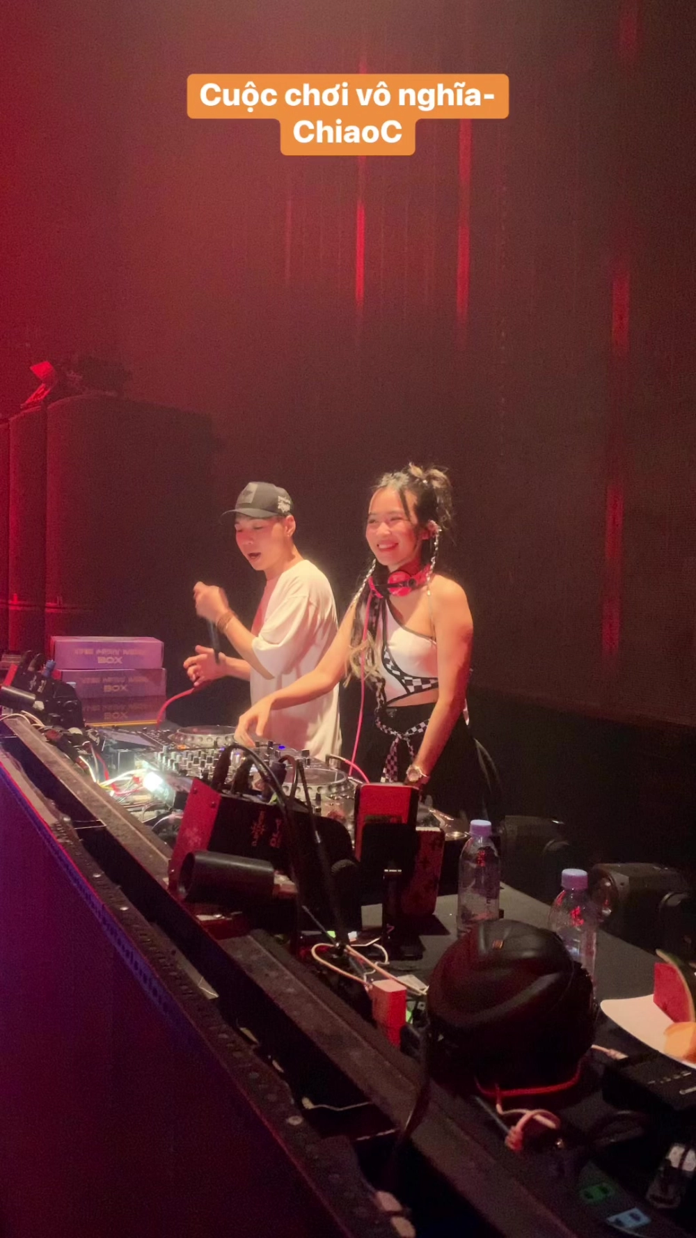 Hình ảnh sân khấu sôi động trong DJ Trang Moon 2022