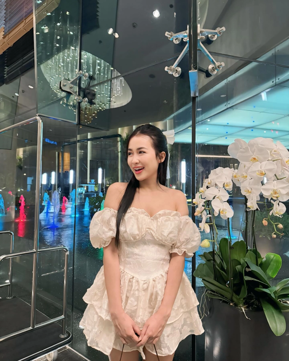 Góc ảnh hậu trường duyên dáng của Trang Moon diễn viên