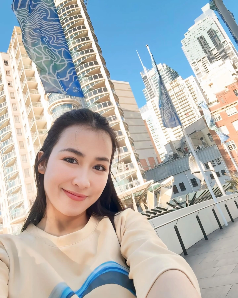 Visual đại diện cho hành trình âm nhạc trong tiểu sử DJ Trang Moon