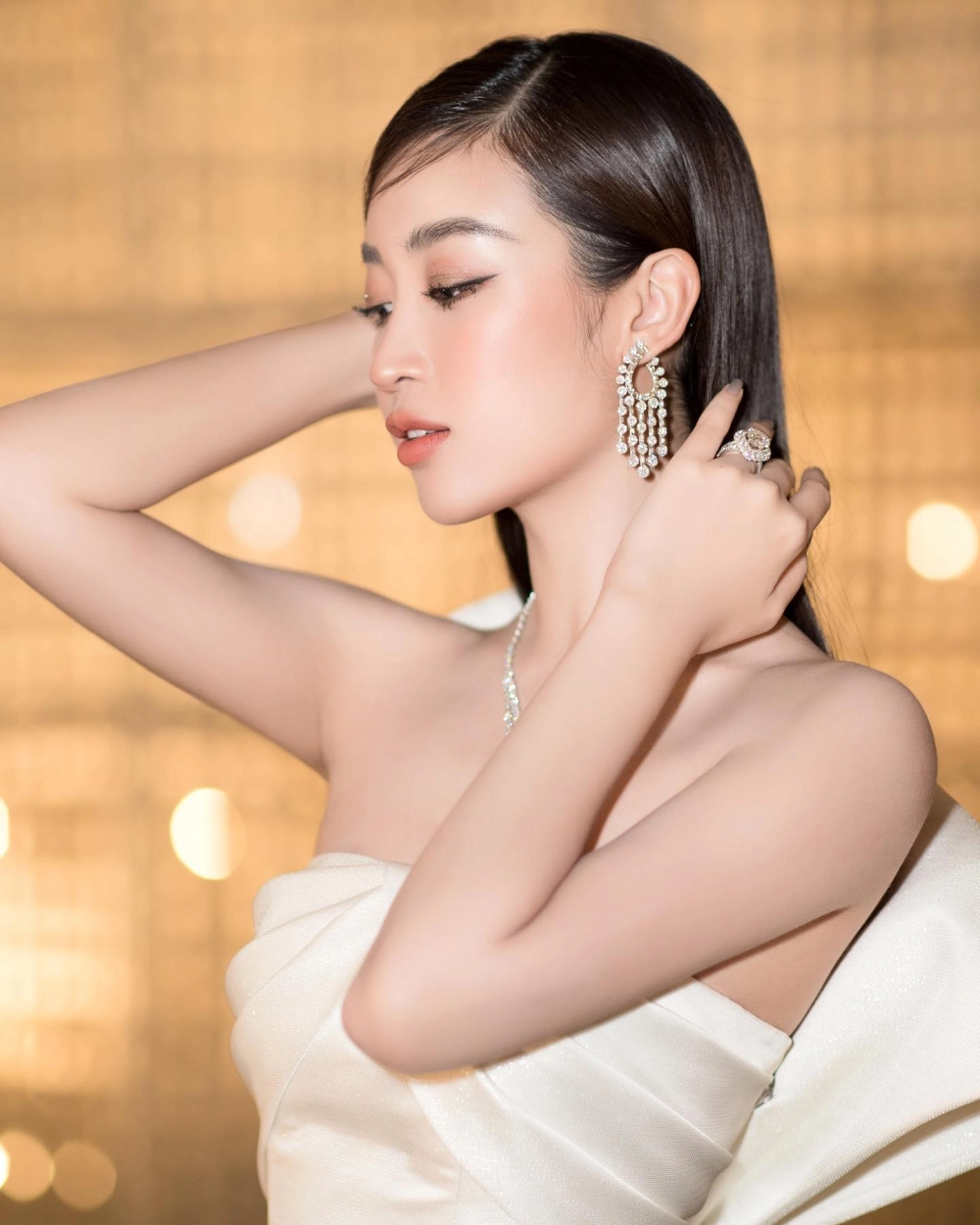 Thân hình mảnh mai trong ảnh gái xinh eo thon