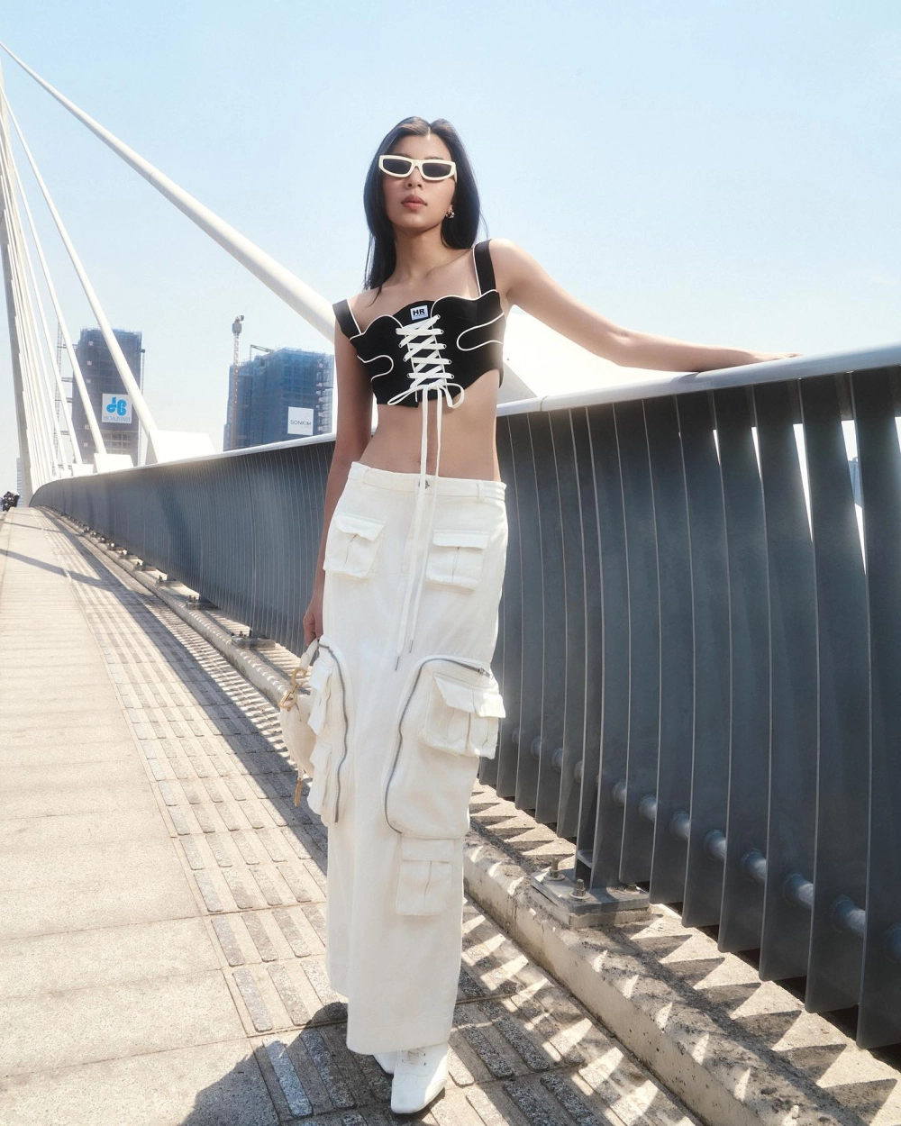 Bức ảnh nghiêm túc thể hiện Đồng Ánh Quỳnh học vấn