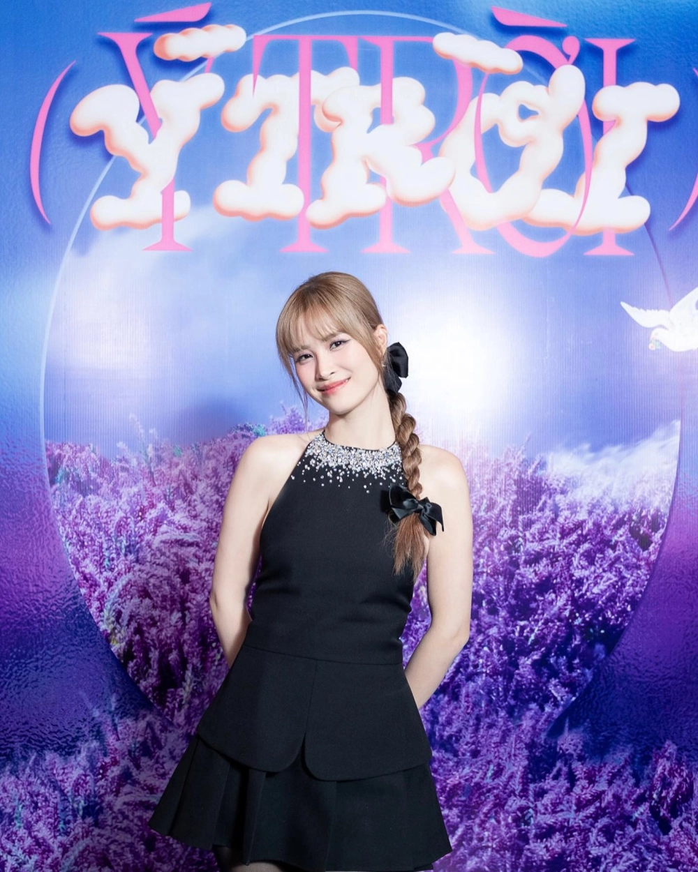 Góc chụp buồn man mác hợp lời bài hát Đông Nhi khóc