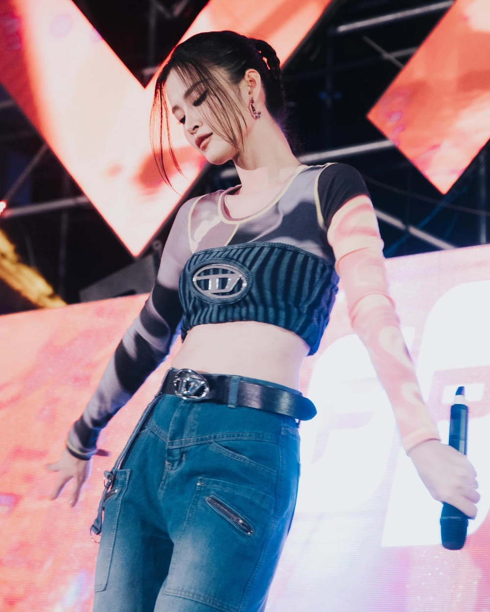 Biểu cảm buồn đúng vibe Đông Nhi trách ai bây giờ