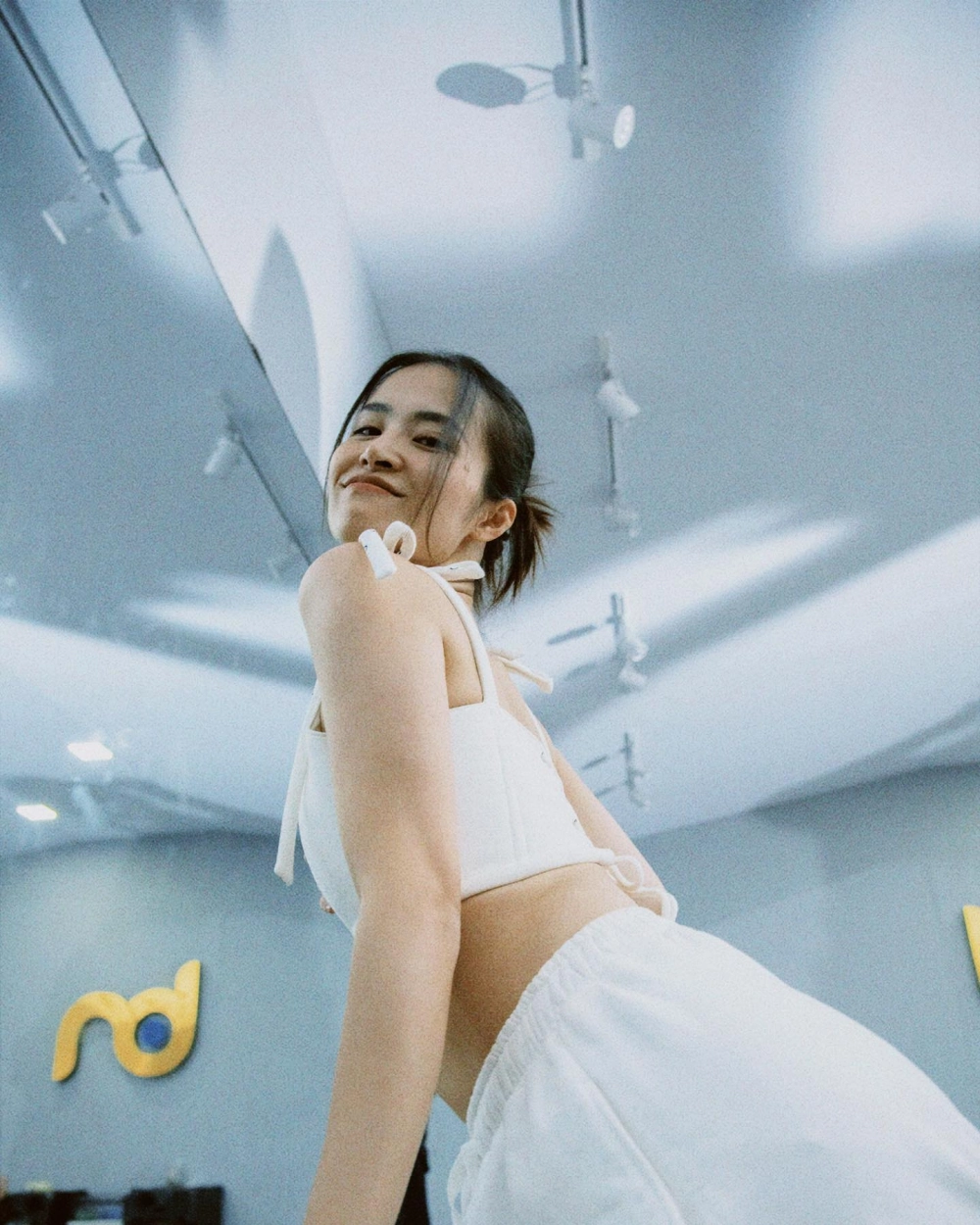 Tấm hình đậm chất điện ảnh như trong Đông Nhi MV