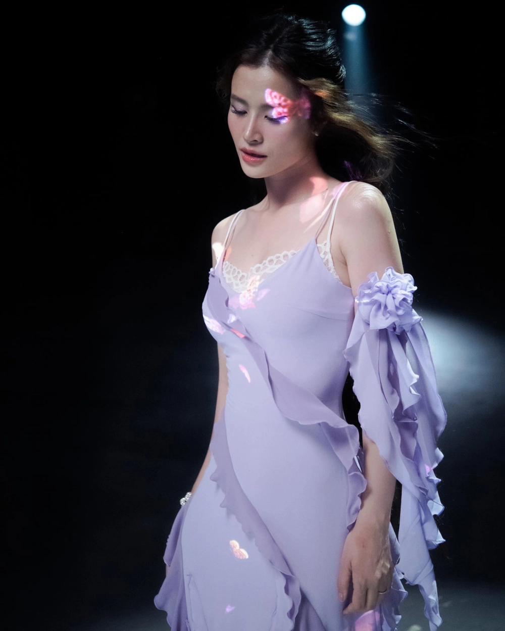 Visual cuốn hút của Đông Nhi khiến fan mê mẩn