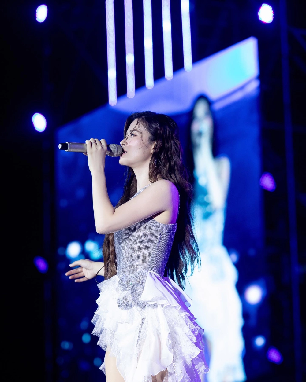 Ảnh nên thơ như trong cho em một lần yêu Đông Nhi