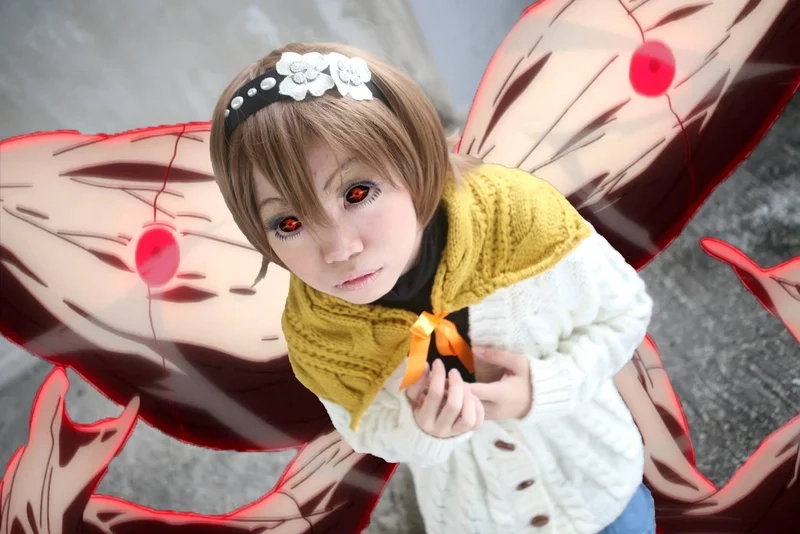 Cosplay Hinami nổi bật với đôi mắt nâu và chiếc kẹp tóc cam