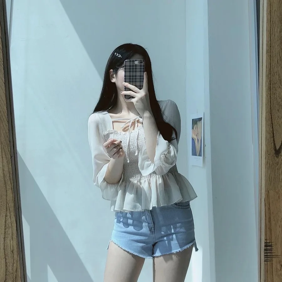 Quyến rũ nhẹ nhàng qua anh gái xinh che mặt