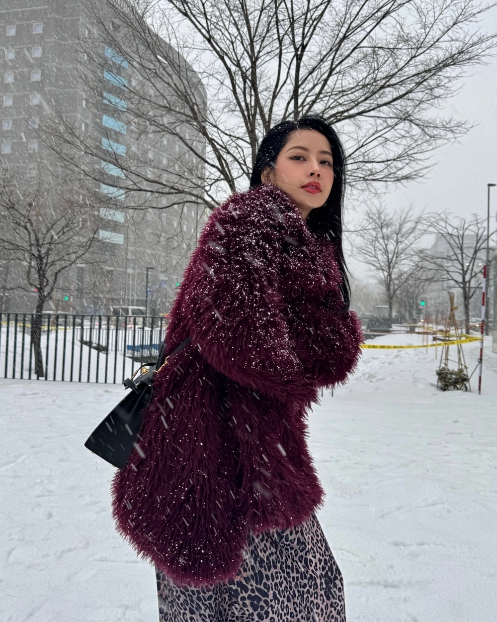 Lan tỏa năng lượng tích cực qua hình ảnh gái văn phòng với nụ cười rạng rỡ